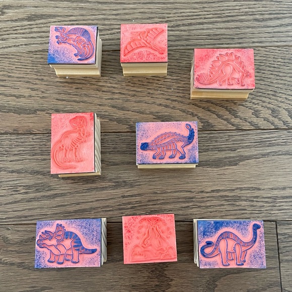 Melissa & Doug Wooden Stamp Set: Dinosaurs - 8 Stamps, 5 Colour Pencils, Ink Pad - Picture 6 of 10